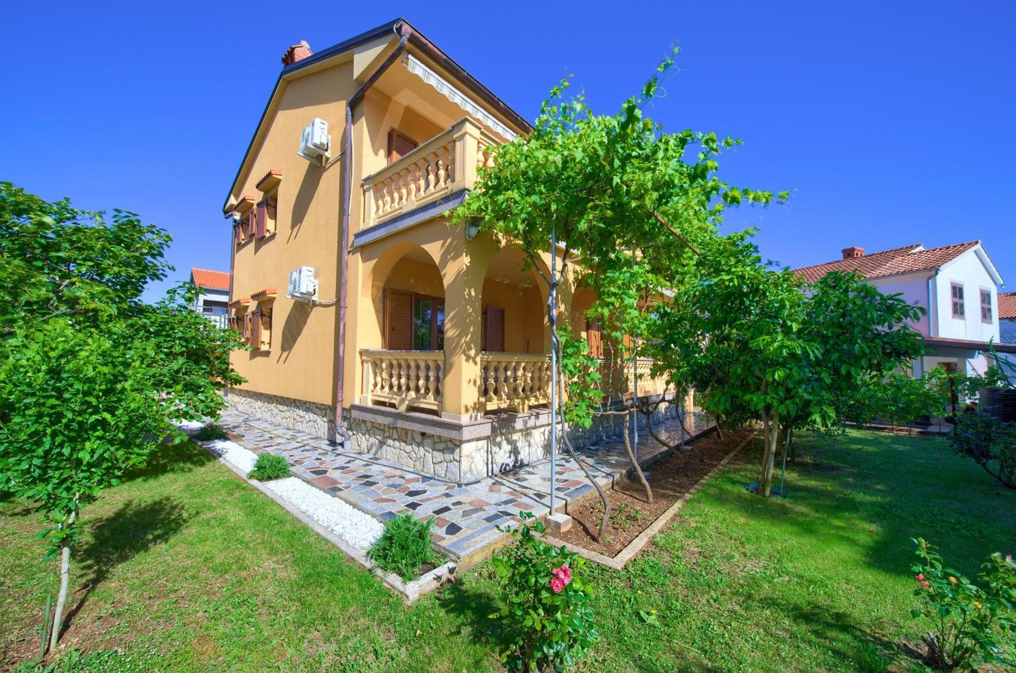 Apartment Bazina - Airconditioning, Parking, 500M From The Beach Кърк Екстериор снимка