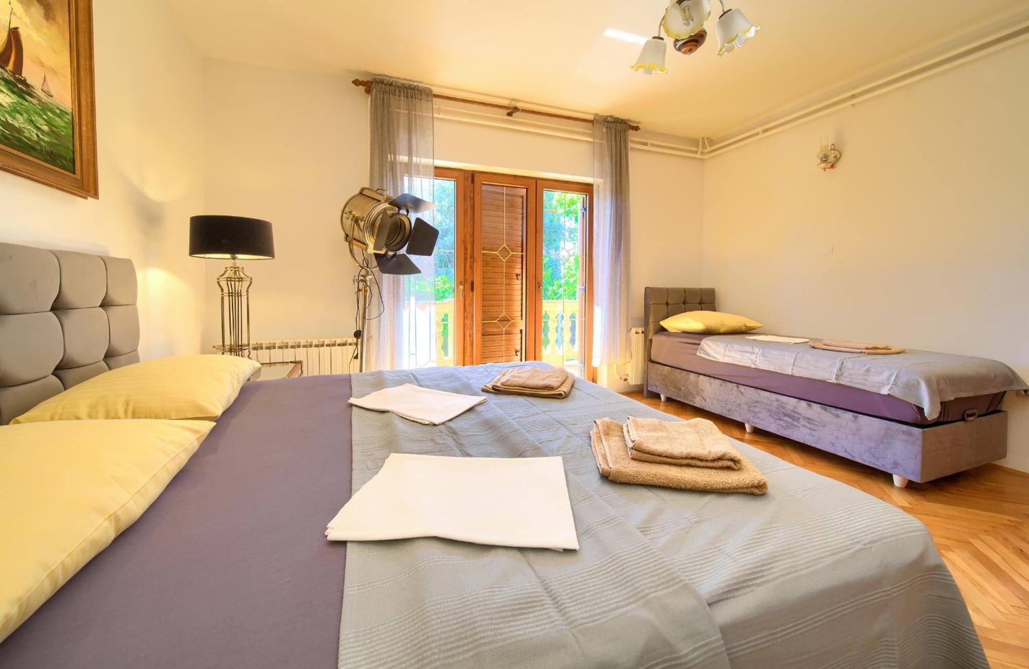 Apartment Bazina - Airconditioning, Parking, 500M From The Beach Кърк Екстериор снимка