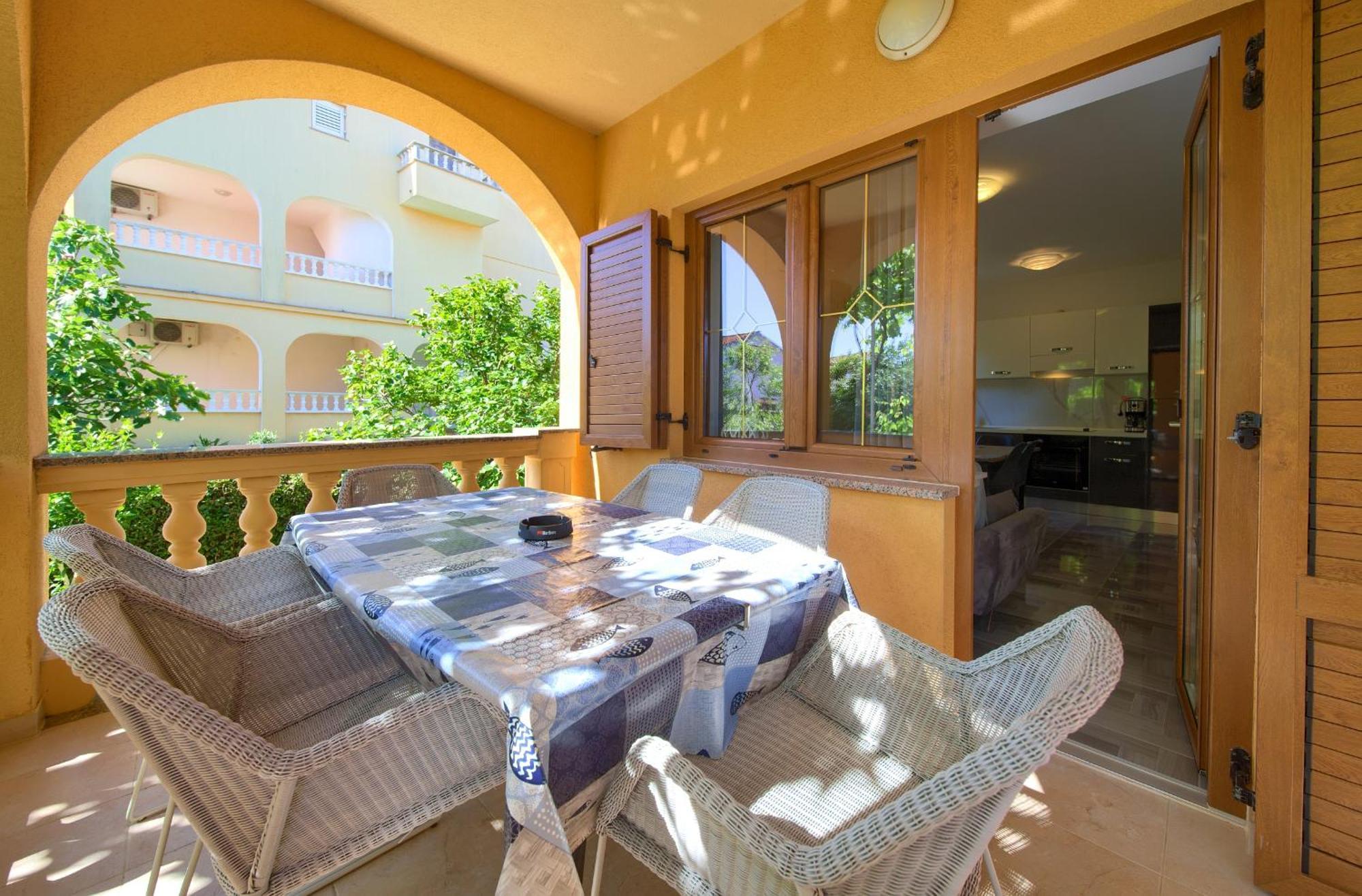 Apartment Bazina - Airconditioning, Parking, 500M From The Beach Кърк Екстериор снимка